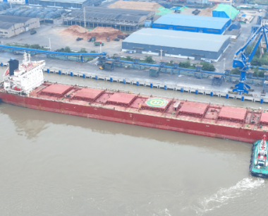 五一期间第四艘11.6米吃水船舶安全靠泊南京港